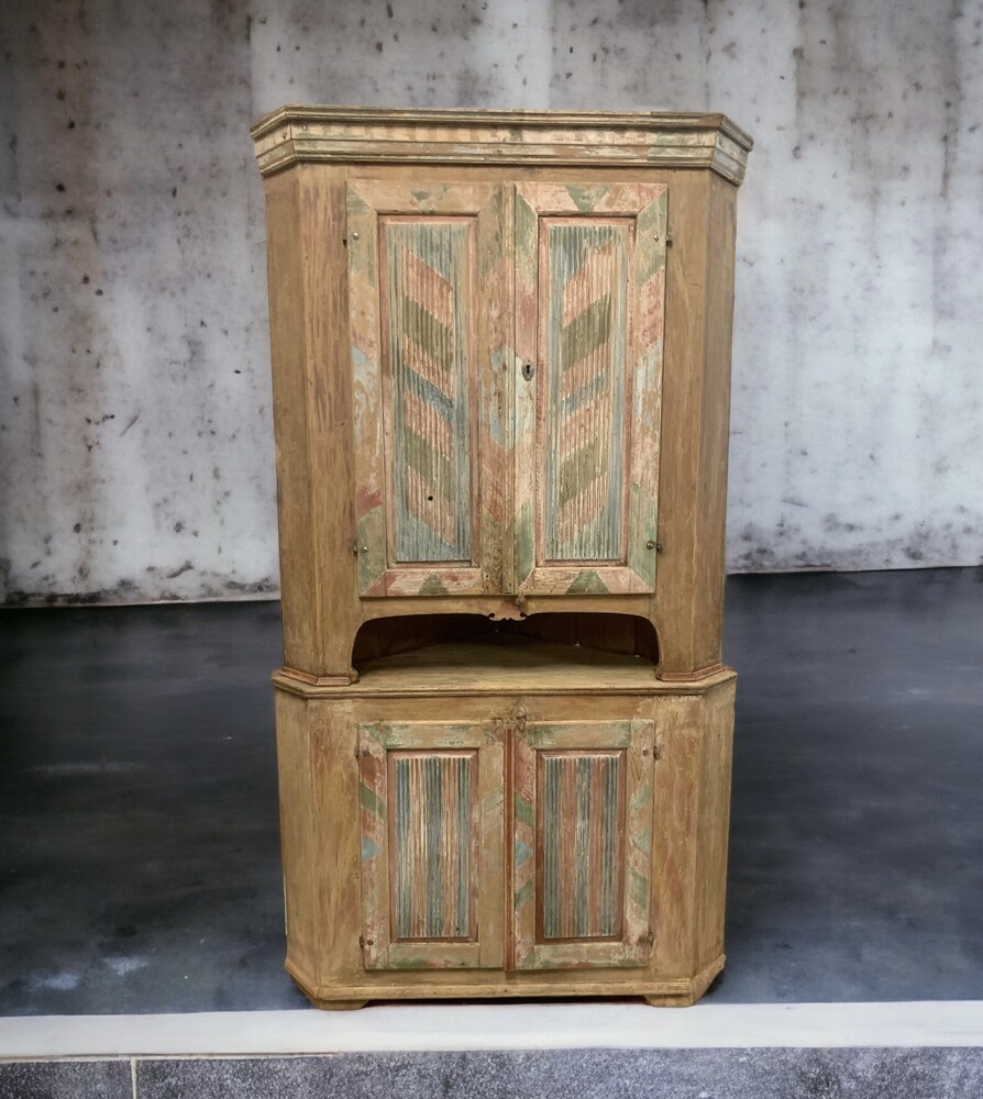 Gustavian cornercabinet in original paint from 1800