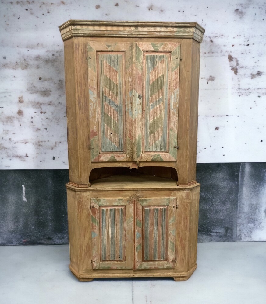 Original paint Gustavian cornercabinet from Sweden 